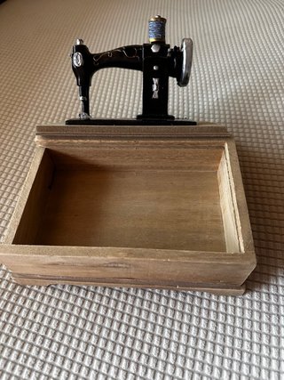 Costurero de madera y metal
