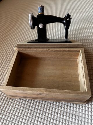 Costurero de madera y metal