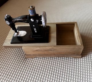 Costurero de madera y metal