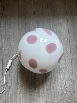 Lámpara IKEA FADO rosa + bombilla LED