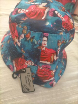 Cappellino con stampa Frida e farfalle