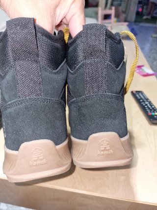 Botas Kamik Atwatern Negras y Marrones