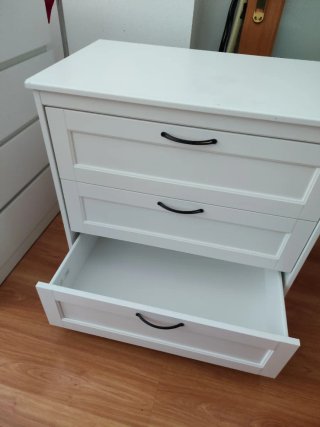 Cómoda blanca de madera