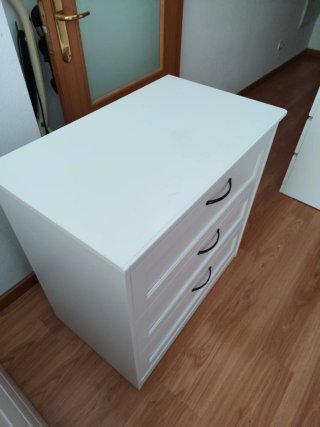 Cómoda blanca de madera