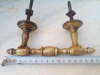 2 Tiradores antiguos.