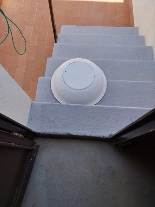Palanganero antiguo de latón y esmalte