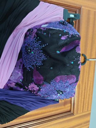 Vestido de fiesta morado y negro