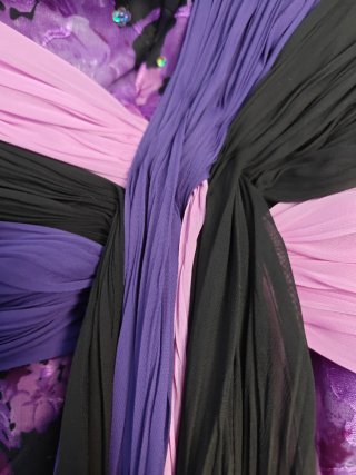 Vestido de fiesta morado y negro