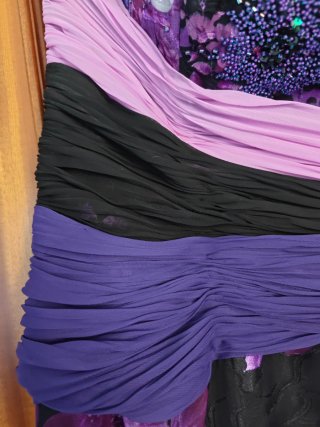 Vestido de fiesta morado y negro