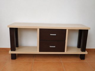 Mesa baja de madera beige y marrón,ñ