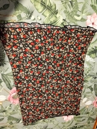 Falda floral negra y roja. Talla 40