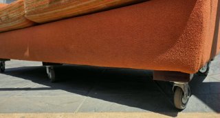 Sofá 3 plazas naranja con ruedas