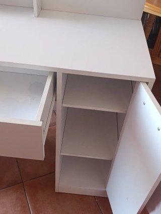 Tocador de maquillaje blanco