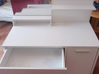 Tocador de maquillaje blanco