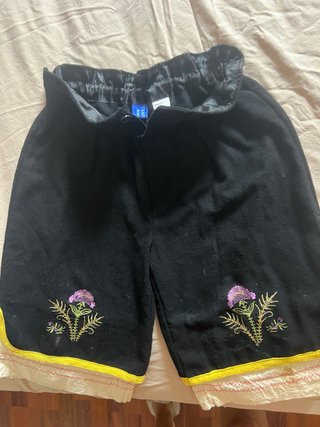 Pantalón corto niño bordado