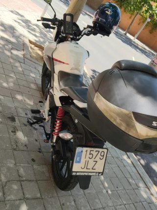 Honda CB125F Blanca y Negra