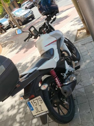 Honda CB125F Blanca y Negra