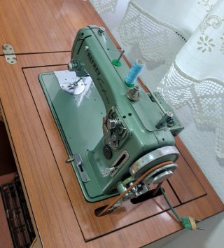 Máquina de coser Refrey Transforma con mueble