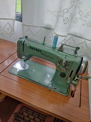 Máquina de coser Refrey Transforma con mueble