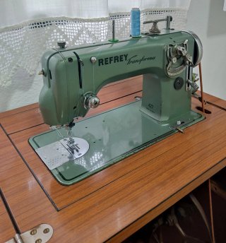 Máquina de coser Refrey Transforma con mueble