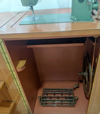 Máquina de coser Refrey Transforma con mueble