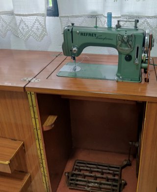 Máquina de coser Refrey Transforma con mueble