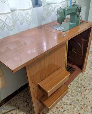 Máquina de coser Refrey Transforma con mueble