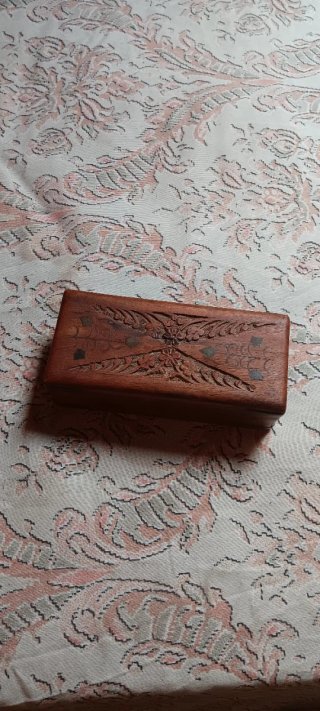 Caja de madera tallada