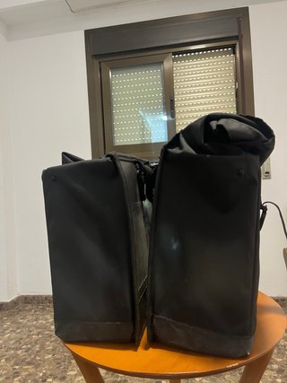 Mochila de reparto negra y amarilla
