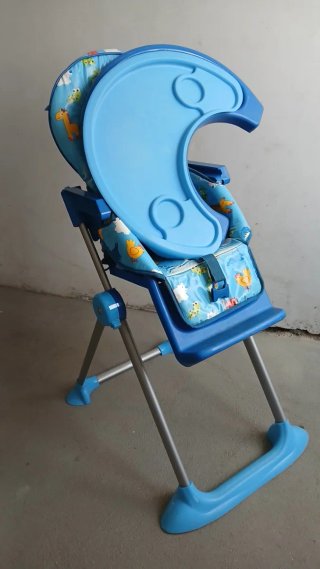 Trona de bebé azul con estampado