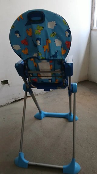 Trona de bebé azul con estampado