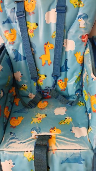Trona de bebé azul con estampado