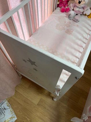 Cuna de bebé blanca con peluches
