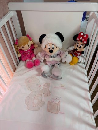 Cuna de bebé blanca con peluches