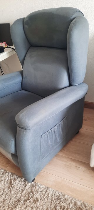 Sillón reclinable manual gris azulado.