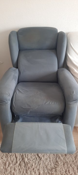 Sillón reclinable manual gris azulado.