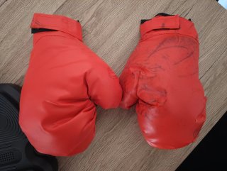 Máquina de boxeo con guantes