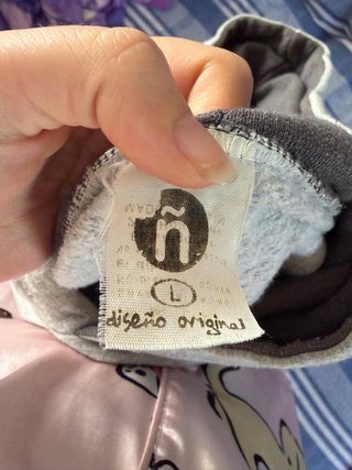 Sudadera gris con capucha