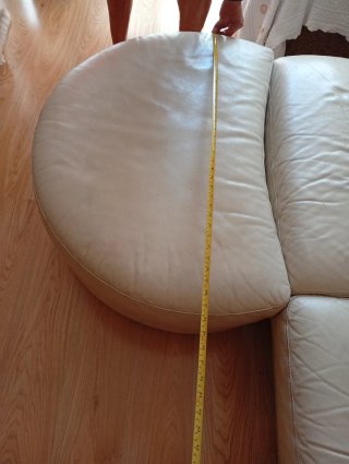 Sofá de piel beige con ,chenlog