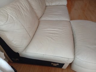 Sofá de piel beige con ,chenlog