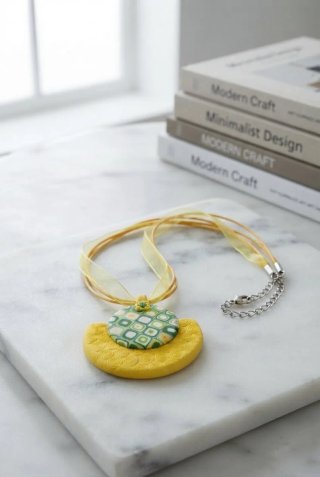 Collana con ciondolo geometrico giallo e verde