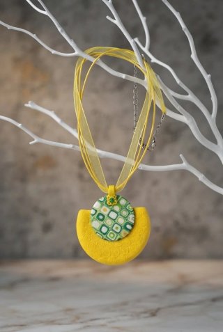 Collana con ciondolo geometrico giallo e verde