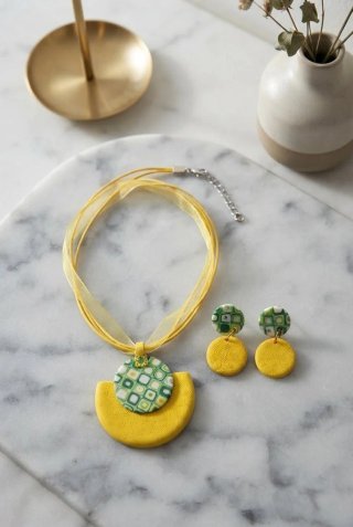 Collana con ciondolo geometrico giallo e verde