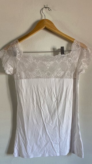 Blusa blanca con encaje