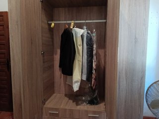 Armario grande de madera y metal