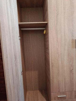 Armario grande de madera y metal