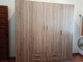 Armario grande de madera y metal