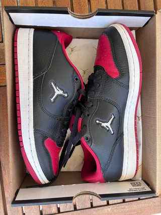 Sapatilhas Jordan Low Pretas e Vermelhas