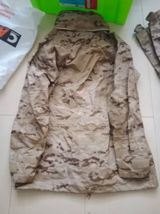 Traje de agua camuflaje árido talla 2