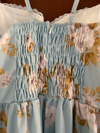 Abito azzurro con fiori bianchi e oro